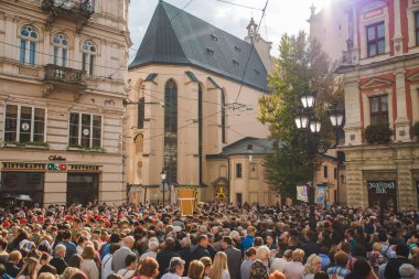 Lviv, Ukrayna - 7 Ekim 2018: şehir sokakları, dini alayı. Rahibeler ve rahipler