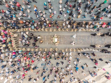 Lviv, Ukrayna - 7 Ekim 2018: şehir sokakları, havadan görünümü dini alayı. Rahibeler ve rahipler