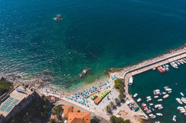 Herceg Novi, Karadağ - 22 Temmuz 2019: havadan görünümü herceg novi Karadağ sunny Beach. yaz tatili