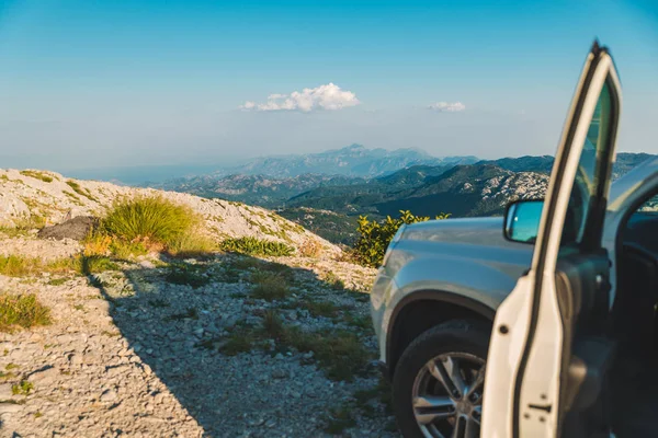 Bílé Suv Auto Vrcholku Hory Horami Pozadí Cestování Autem — Stock fotografie