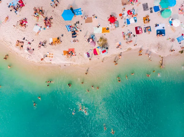 Luchtfoto Van Zonnige Zandstrand Met Blauwe Azuurblauwe Water Zomervakantie — Stockfoto