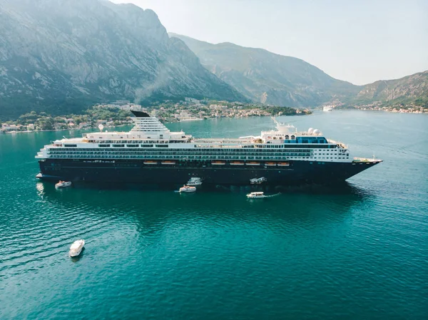 Grote Cruise Liner Zee Baai Zomervakantie Luchtfoto — Stockfoto