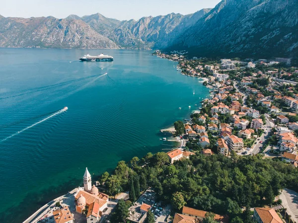 Sommerzeit Luftaufnahme Der Meeresbucht Mit Booten Und Kreuzfahrtschiffen Gebirgskette — Stockfoto