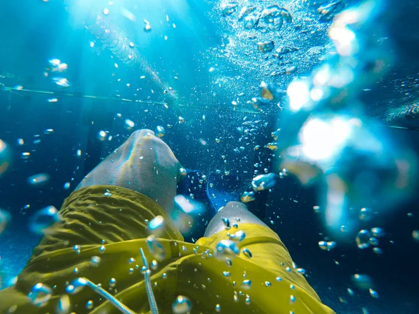 Mann Schwimmt Mit Schwimmflossen Unter Wasser Sportlicher Lebensstil — Stockfoto