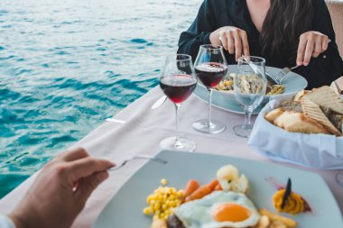 seaside adlı restoranda yemek çift. romantik tarih. yaz tatili