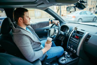 trafik ve bardak kahve sürüş araba dostum. yaşam tarzı