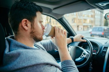 araba ve kahve içme adam. yaşam tarzı