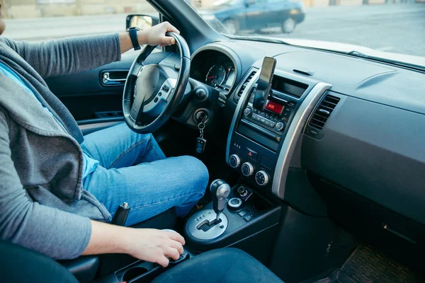 Mladý Muž Řidičské Auto Šálek Kávy Držáku Životní Styl — Stock fotografie