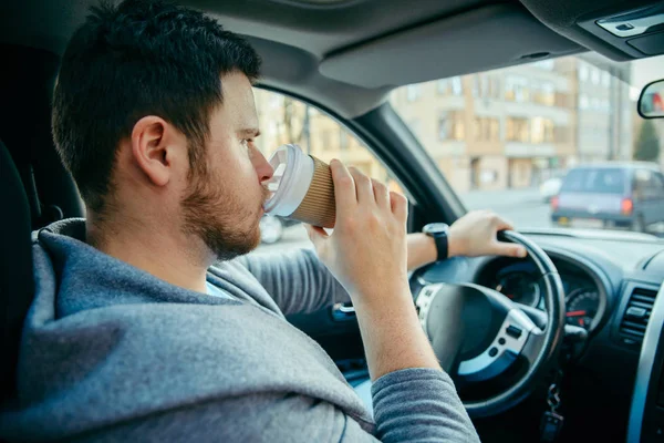 araba ve kahve içme adam. yaşam tarzı