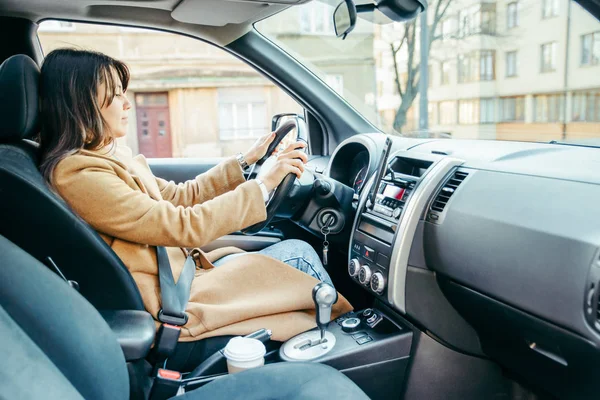 Vrouw Rijdt Auto Uitzicht Vanaf Binnen Dashboard Met Telefoonhouder — Stockfoto