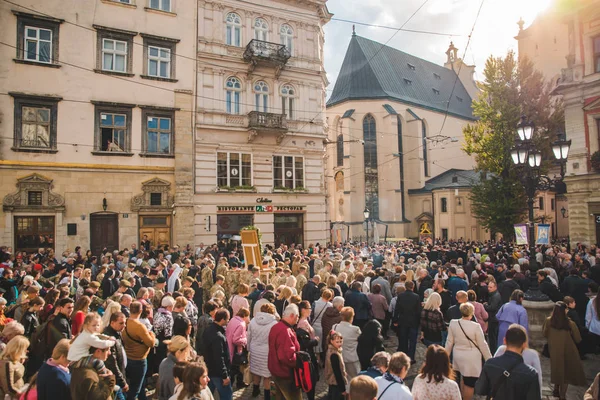 Lviv, Ukrajna - 2018. október 7.: a vallási körmenet a város utcáin — Stock Fotó