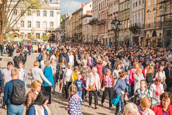 Львов, Украина - 7 октября 2018 года: крестный ход на улицах города — стоковое фото
