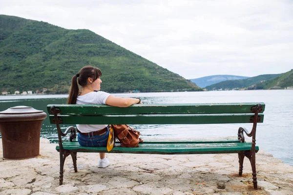 tezgah deniz ve dağların güzel görünümü ile oturan kadın