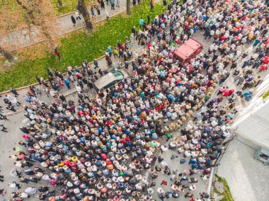 Lviv, Ukrayna - 7 Ekim 2018: havadan görünümü dini geçit şehir sokakları