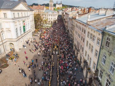Lviv, Ukrayna - 7 Ekim 2018: havadan görünümü dini geçit şehir sokakları
