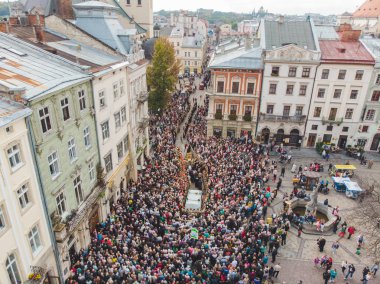 Lviv, Ukrayna - 7 Ekim 2018: havadan görünümü dini geçit şehir sokakları