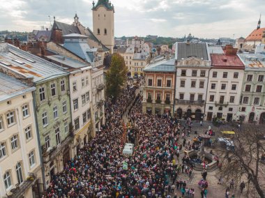 Lviv, Ukrayna - 7 Ekim 2018: havadan görünümü dini geçit şehir sokakları