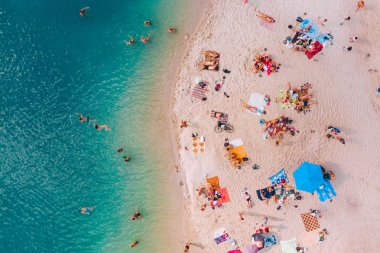 mavi masmavi su ile güneşli kumlu plaj havadan görünümü