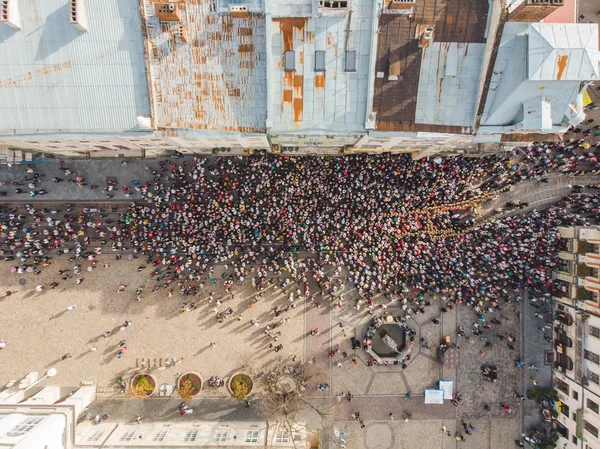 Lviv, Ukraine - 7. Oktober 2018: religiöse Prozession auf den Straßen der Stadt aus der Luft — Stockfoto