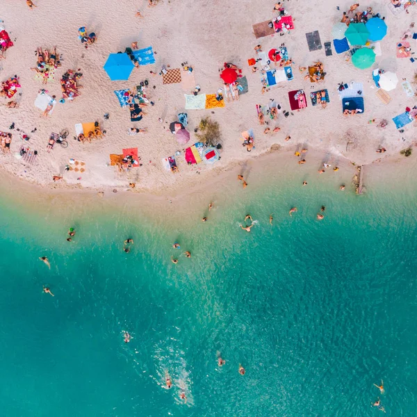 Vue aérienne de la plage de sable ensoleillée avec de l'eau bleue azur — Photo