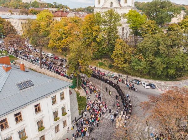 LVIV, UKRAINE - 7 octobre 2018 : procession religieuse dans les rues de la ville — Photo