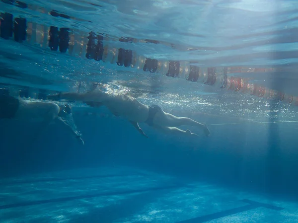 Mensen Zwemmen Zwembad Uitzicht Vanaf Onderwater Sportieve Levensstijl — Stockfoto