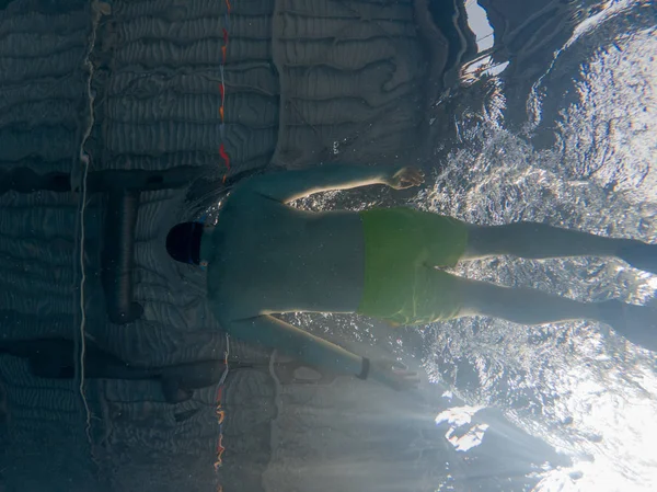 Menschen Die Poolblick Vom Unterwasser Aus Schwimmen Sportlicher Lebensstil — Stockfoto