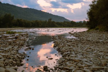 dağ nehir üzerinde günbatımı manzaralı. Açık havada