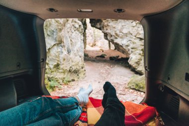 suv otomobil gövde rocky dağları manzarasına sahip döşeme çift. yaşam tarzı