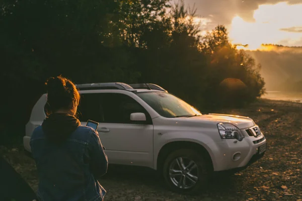 Žena Focením Sunrise Telefonu Auto Camping Životní Styl Koncept — Stock fotografie