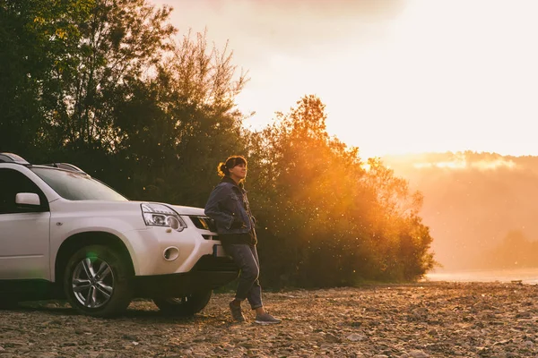 Mulher Perto Carro Branco Suv Nascer Sol Espaço Cópia — Fotografia de Stock