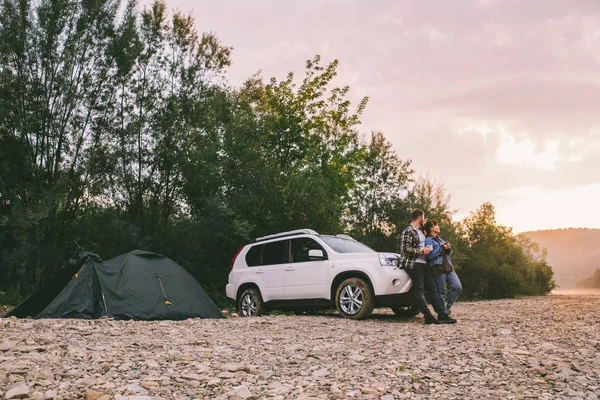 Casal Olhando Para Nascer Sol Beber Chá Carro Acampar Conceito — Fotografia de Stock