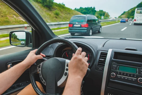 Homem Dirigindo Carro Por Speedway Viagem Rodoviária — Fotografia de Stock