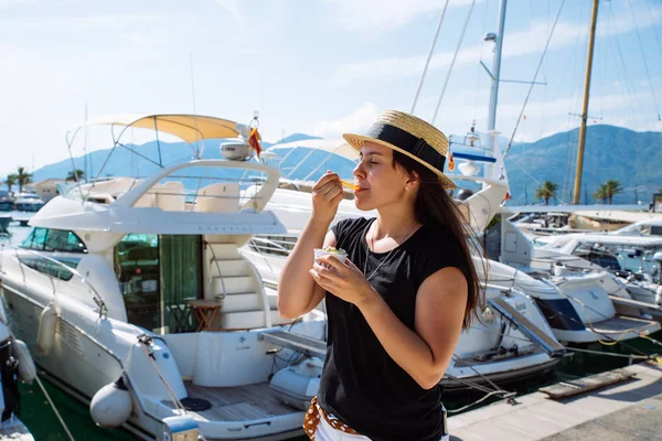 年轻漂亮的女人在炎热的夏日吃冰淇淋 游艇的背景 夏季时间概念 — 图库照片