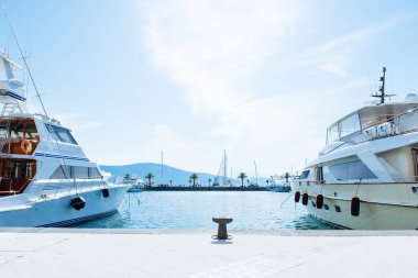 Şehir sıcak yaz gününde defne yatlar. Yaz saati kavramı