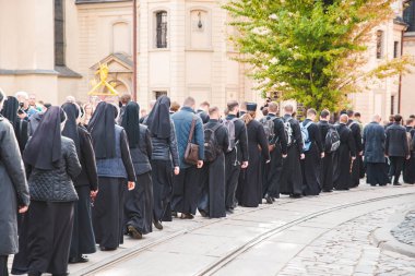 Lviv, Ukrayna - 7 Ekim 2018: şehir sokakları, dini alayı. Rahibeler ve rahipler