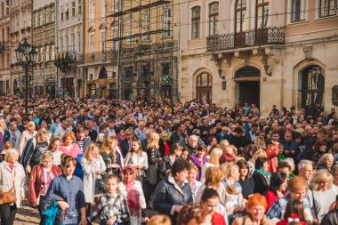 Lviv, Ukrayna - 7 Ekim 2018: şehir sokakları, dini alayı. Rahibeler ve rahipler