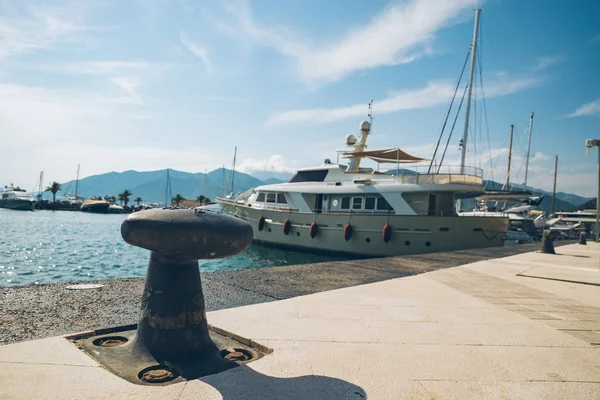 Bollard Sea Pier Montenegro Горы Заднем Плане Летнее Время — стоковое фото