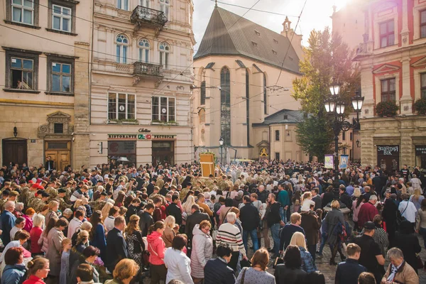 Lviv, Ukrayna - 7 Ekim 2018: şehir sokakları, dini alayı. Rahibeler ve rahipler