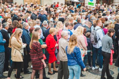 Lviv, Ukrayna - 7 Ekim 2018: şehir sokakları, dini alayı. Rahibeler ve rahipler