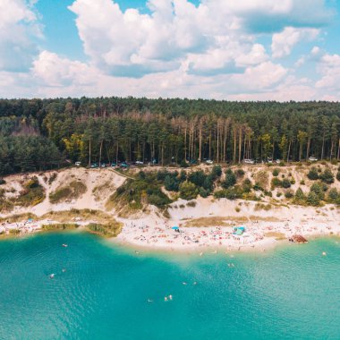göl kıyısı güneşli günde hava görünümünü. orman arka plan üzerinde