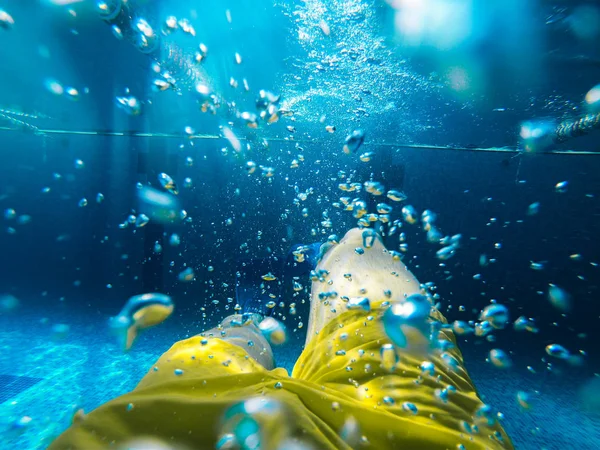 Mann Schwimmt Mit Schwimmflossen Unter Wasser Sportlicher Lebensstil — Stockfoto
