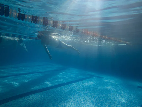 Mensen Zwemmen Zwembad Uitzicht Vanaf Onderwater Sportieve Levensstijl — Stockfoto