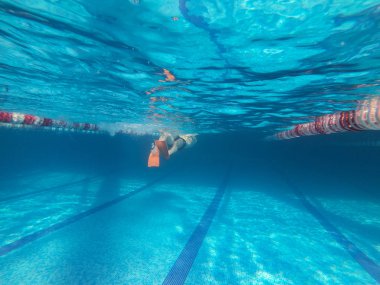 havuzda insanlar sualtı görüş. sportif yaşam tarzı