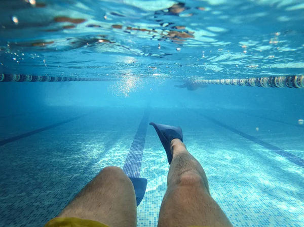 Homem Nadando Debaixo Água Piscina Com Nadadeiras Estilo Vida Desportivo — Fotografia de Stock