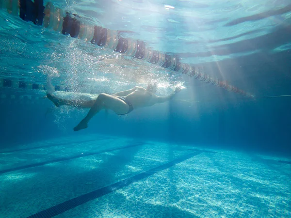 Mensen Zwemmen Zwembad Uitzicht Vanaf Onderwater Sportieve Levensstijl — Stockfoto