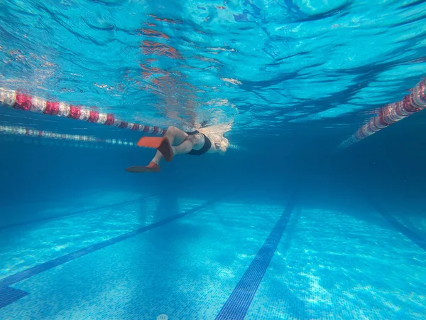 Люди Плавают Бассейне Видом Воды Спортивный Образ Жизни — стоковое фото