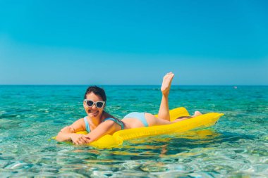 sarı şişme yatak seksi genç güzel kadın. yaz tatili