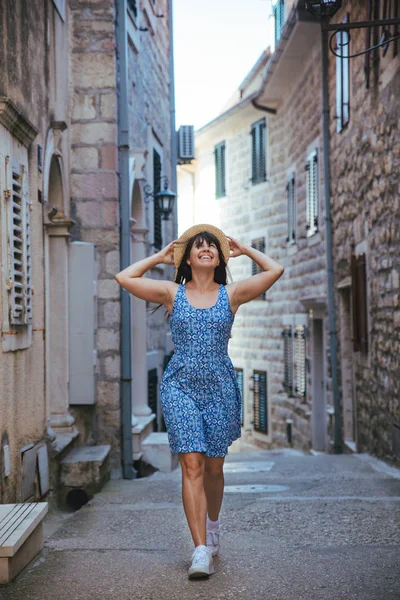 Ung Vacker Kvinna Blå Klänning Walking Små Gator Herceg Novi — Stockfoto