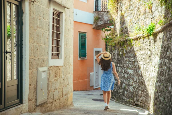 タイトなヨーロッパの街を歩いて若いきれいな女性 青いドレス — ストック写真